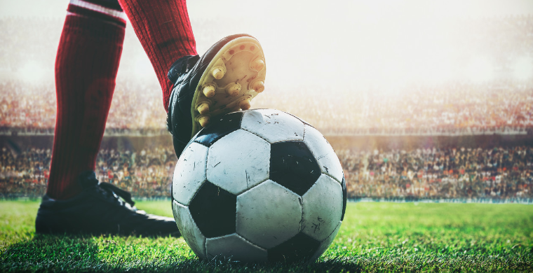 意大利赛车手罗西回忆马拉多纳：我曾单膝跪地亲吻他的左脚